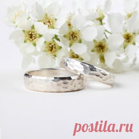 История каждой пары уникальна и неповторима. Свадьба становится отражением вашей любви, а обручальные кольца — главным символом, напоминающим о самых важных и теплых моментах 🌚🌝 Небольшая ювелирная студия instagram.com/taiga_jewelry поможет создать обручальную пару, подходящую именно вам. У вас уже есть идея? Остается выбрать металл, поверхность и камни. Ищете источники для вдохновения? Взгляните на примеры готовых работ 💍 Кстати, сейчас в профиле разыгрывается бриллиант, который можно…