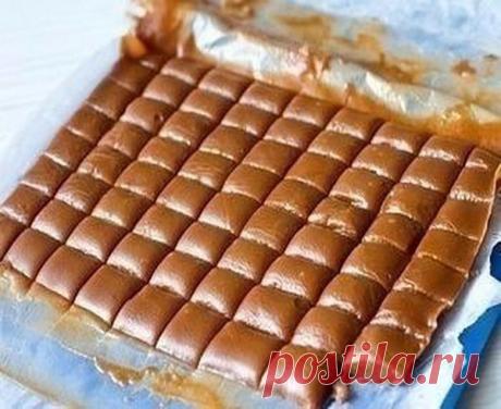 Сладкие ириски - вкус детства! Вспомните, каким оно было!

МЕДОВЫЕ ИРИСКИ

Ингредиенты на 72 ириски:

- Сахар - 300 г
- Мед - 120 г
- Сливочное масло - 120 г 
- Жирные сливки или сметана - 250 мл

Приготовление:

1. Мед и сахар смешиваем в ковшике и ставим на небольшой огонь. Доводим до кипения и варим до янтарного цвета, около 7-10 минут.
2. По частям добавляем масло комнатной температуры. Вливаем горячие сливки.
3. Варим до нужной консистенции. Проверяем на готовность: к...
