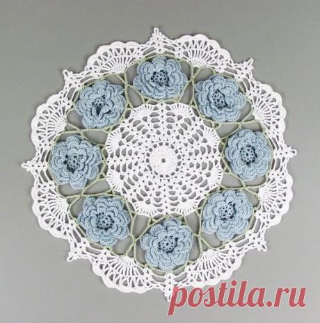 Круглая салфетка с объёмными цветами