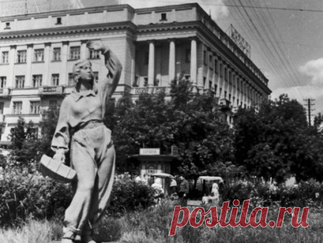 Фотовыставка «Не расстанусь с комсомолом...» 
С 25 октября по 11 ноября 2018 года в Русском музее фотографии Нижнего Новгорода пройдет фотовыставка «Не расстанусь с комсомолом...» к 100-летию ВЛКСМ. 
https://strana.ru/afisha/25318923 
Фото: Нижегородский туристско-информационный центр