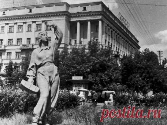 Фотовыставка «Не расстанусь с комсомолом...» 
С 25 октября по 11 ноября 2018 года в Русском музее фотографии Нижнего Новгорода пройдет фотовыставка «Не расстанусь с комсомолом...» к 100-летию ВЛКСМ. 
http://strana.ru/afisha/25318923 
Фото: Нижегородский туристско-информационный центр