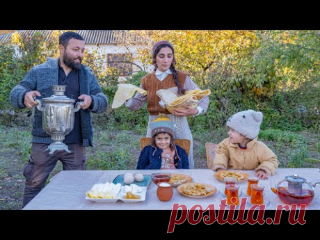 Традиционный азербайджанский завтрак со свежим хлебом!