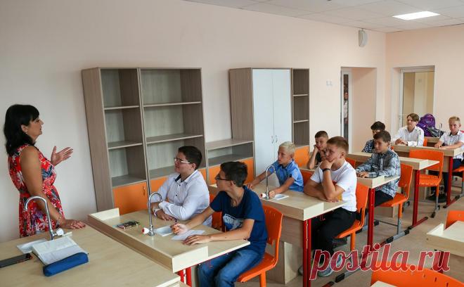 Рогов заявил, что школьники новых регионов получат аттестат без экзаменов. По словам представителя пророссийских властей Запорожской области, школьники из новых регионов в 2023 году получат аттестат о среднем образовании без экзаменов