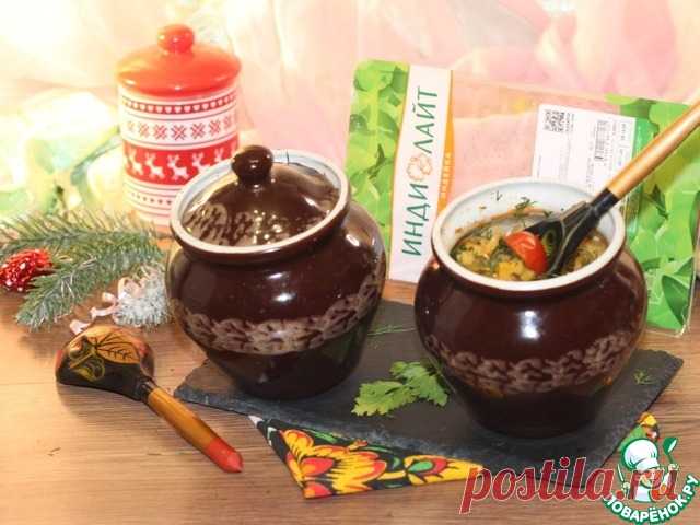 Индейка в горшочке с грибной зажаркой. Блюдо, приготовленное в горшочке, получается невероятно нежным и очень аппетитным как с виду, так и на вкус. Предварительно приготовим соус, обжарим шампиньоны с луком и морковью. Разложим зажарку с индейкой и картофелем по горшочкам и будем запекать в духовке до готовности.