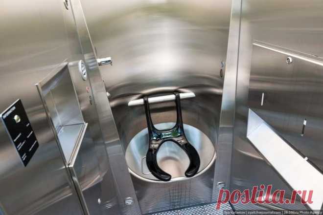 И смех, и грех! Как я зашел в Евротуалет… 
История из интернета:
«Кто не был в Европе, остерегайтесь туалетов, не по нашим мозгам они! В Штутгарте малая нужда заставила зайти вечером в уличный общественный биотуалет.

Кабинка милая, уютная, о…