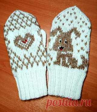 Связались варежки с Шариком из Простоквашино)) На левой варежке вывязала сердечко( два Шарика - перебор))) Вообще-то, здесь можно как угодно фантазировать - и косточку изобразить, и след от лапки, и домик - что угодно)) Я решила сердечко связать.
Нитки Ализе Ланаголд классик и Ланаголд 800. Спицы 2,5. Узоры связаны жаккардом без длинных протяжек, максимум 3 петли, поэтому варежки получились теплые, зимние. Схемку собачки прилагаю, все остальные вопросы - завтра, в теме в обсуждениях.
