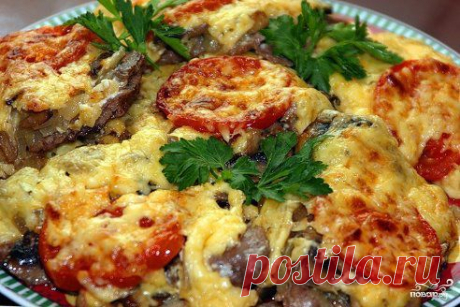 по-французски с помидорами
https://povar.ru/recipes/myaso_po-francuzski_s_pomidorami-8391.html

Мясо по-французски с помидорами - кулинарный рецепт на Повар.ру
Мясо по-французски с помидорами - отличное праздничное блюдо для ужина в кругу друзей или членов семьи. Мясо получается очень сочным и нежным, а блюдо - ароматным и аппетитным.