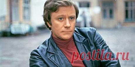 Андрей Миронов: актёр, родившийся и умерший на сцене Миронов родился 7 марта, но родители решили: «Запишем 8-го. Будет подарок для женщин». Он действительно стал им — редко какая из представительниц слабого пола могла устоять перед исключительным обаяни...