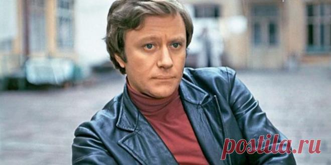 Андрей Миронов: актёр, родившийся и умерший на сцене Миронов родился 7 марта, но родители решили: «Запишем 8-го. Будет подарок для женщин». Он действительно стал им — редко какая из представительниц слабого пола могла устоять перед исключительным обаяни...