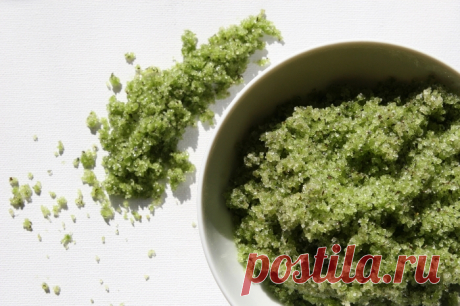 Омолаживающий скраб с зеленым чаем. Рецепт:) Очень клевый рецепт смягчающего скраба для лица! Он состоит исключительно из натуральных компонентов и обладает отличным «молодительным» эффектом. К тому же он: совершенно натурален по составу; не содержит химических компонентов; настолько безопасен, что его можно даже попробовать на вкус; отлично освежает кожу, придавая ей здоровое сияние. А вот о полезных свойствах и замечательном действии каждого компонента этого скраба: Коко...