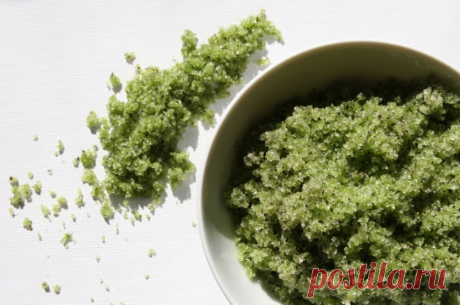 Омолаживающий скраб с зеленым чаем. Рецепт:) Очень клевый рецепт смягчающего скраба для лица! Он состоит исключительно из натуральных компонентов и обладает отличным «молодительным» эффектом. К тому же он: совершенно натурален по составу; не содержит химических компонентов; настолько безопасен, что его можно даже попробовать на вкус; отлично освежает кожу, придавая ей здоровое сияние. А вот о полезных свойствах и замечательном действии каждого компонента этого скраба: Коко...