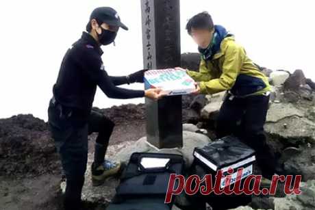 Разносчик пиццы пять часов поднимался на высочайшую гору страны ради клиента. В Японии курьер Domino’s Pizza поднялся на вершину горы Фудзи, чтобы отдать заказ проголодавшемуся туристу. Фотография разносчика сети пиццерии Domino’s Pizza на вершине самой высокой горы Японии быстро стала вирусной в Twitter. Как выяснили комментаторы, ради клиента курьер поднимался на гору около пяти часов.