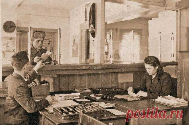 Ошибка инкассатора - Рассказ приятеля. Приехали с женой к сберкассе. Припарковались, жена пошла внутрь, платить за квартиру, а я сижу за рулем и читаю "Советский спорт".
