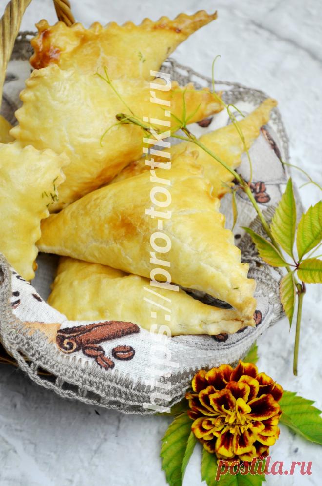 Слоеные пирожки с курицей в духовке - вкусный рецепт