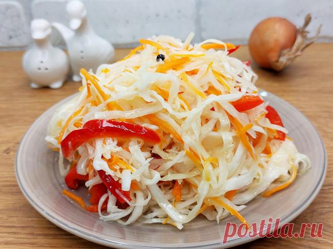 Салат из свежей капусты: вкус как в старой, доброй столовой. Готовлю по этому рецепту круглый год | Карамелька | Пульс Mail.ru Капустка получается мягкая и в тот же момент хрустящая. У меня в семье очень любят капусту и именно этот салат 