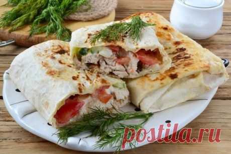 ​Шаверма с пикантной курочкой и чесночным соусом