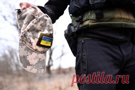 Житель Херсонской области заявил о принуждении мирных жителей к саботажу. Задержанный житель Херсонской области рассказал журналистам, как Служба безопасности Украины вербует мирное население для саботажа против России. По словам мужчины, завербованного в марте прошлого года, он согласился на сотрудничество, опасаясь за жизнь своей семьи — сотрудники СБУ угрожали расправой над детьми.