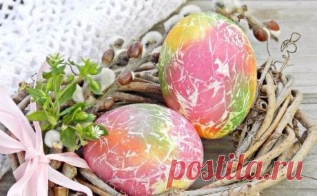 Пасхальные яйца, окрашенные пищевыми красителями