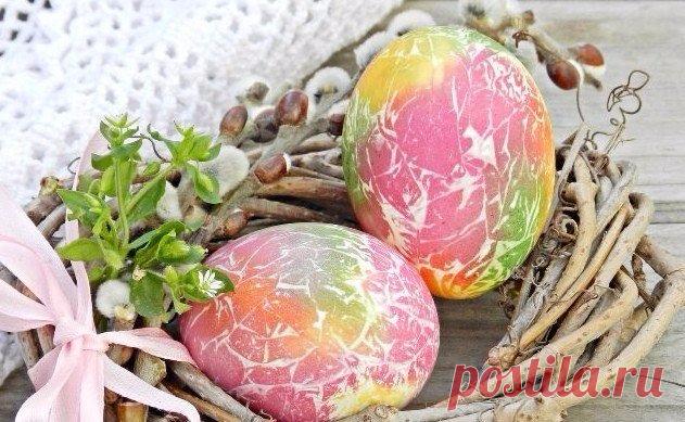 Пасхальные яйца, окрашенные пищевыми красителями