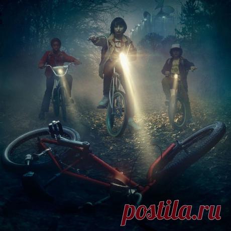 Очень странные дела (Stranger Things): На дворе спокойные восьмидесятые. В провинциальном Хоукинсе никогда не случалось ничего экстраординарного, жизнь текла своим чередом, и всех такое положение дел устраивало. Поэтому когда при очень странных обстоятельствах пропал один из обитателей этого райского местечка, подросток по имени Уилл, никто, кроме его мамы Джойс и лучших друзей, поначалу всерьез не обеспокоился. Подумаешь, мальчик ушел гулять и забыл о времени. С кем не бывает? Но...