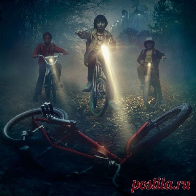 Очень странные дела (Stranger Things): На дворе спокойные восьмидесятые. В провинциальном Хоукинсе никогда не случалось ничего экстраординарного, жизнь текла своим чередом, и всех такое положение дел устраивало. Поэтому когда при очень странных обстоятельствах пропал один из обитателей этого райского местечка, подросток по имени Уилл, никто, кроме его мамы Джойс и лучших друзей, поначалу всерьез не обеспокоился. Подумаешь, мальчик ушел гулять и забыл о времени. С кем не бывает? Но...