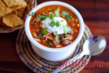 🍲СУП С ФАСОЛЬЮ И КУРИЦЕЙ

 Ингредиенты:
▪️Куриное бедро - 300 г
▪️Консервированная красная фасоль - 1 банка
▪️Перец болгарский - 2 шт.
▪️Морковь - 1 шт.
▪️Лук - 1 шт.
▪️Томатная паста - 2 ст. л
▪️Масло оливковое - 2 ст. л
▪️Хмели-сунели - 1 ч. л.
▪️Кинза
▪️Сметана
▪️Соль и перец