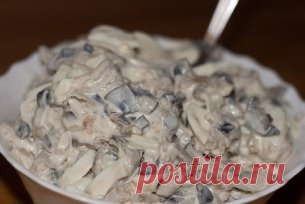Шикарный салат из баклажанов
Детки мои баклажаны вообще не любят, а этот салат уплетали за обе щеки и даже не поняли что там баклажаны, доченька сказала что салатик с грибочками )
Ингредиенты: 
4 баклажана
4-5 крутых яйца
2 небольших луковицы
майонез по вкусу
соль, сахар,масло для жарки.
Приготовление:
1.Баклажаны режем соломкой,лук полукольцами. 
2.Баклажаны посыпаем солью и оставляем на 15 минут,чтобы стекла горечь
3.Лук необходимо замариновать,для этого обдаем его кипятком,через пару мин