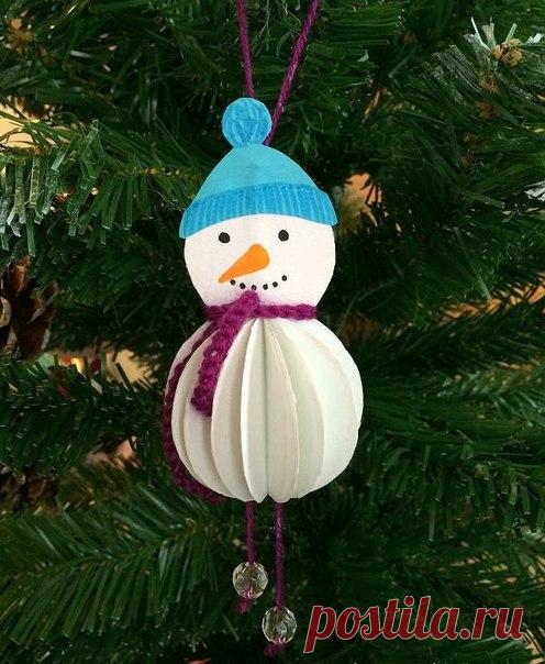 СНЕГОВИК СВОИМИ РУКАМИ

Создание уникальных новогодних украшений сделает общение с детьми особенным, подарит новогоднее настроение, и вы можете сохранить их на долгие годы. Предлагаем вам сделать вместе с детьми снеговика из бумаги и украсить им новогоднюю ёлку. 

Вам понадобятся: 

- лист белой бумаги 
- ножницы 
- клей 
- пряжа 
- чёрный и оранжевый фломастеры 

Как делать: 

1. На листе белой бумаги нарисуйте тело снеговика из двух кругов, сложите лист в 2 раза и вырежь...