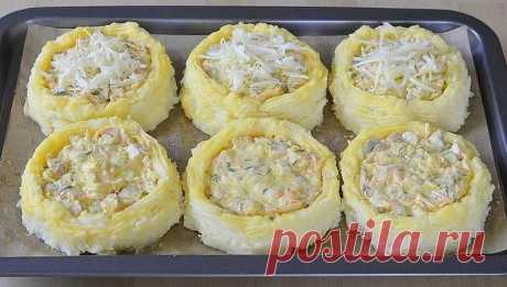Bulviniai krepšeliai orkaitėje su daržovėmis, kumpiu ir sūriu Bulviniai krepšeliai orkaitėje su daržovėmis, kumpiu ir sūriu - labai gardus patiekalas, kurį nesunkiai pasigaminsite pagal pateiktą receptą šioje svetainėje. Daug gerų ir išbandytų receptų vienoje vietoje, kuriuos tiesiog privalote išmėginti!