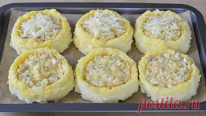 Bulviniai krepšeliai orkaitėje su daržovėmis, kumpiu ir sūriu Bulviniai krepšeliai orkaitėje su daržovėmis, kumpiu ir sūriu - labai gardus patiekalas, kurį nesunkiai pasigaminsite pagal pateiktą receptą šioje svetainėje. Daug gerų ir išbandytų receptų vienoje vietoje, kuriuos tiesiog privalote išmėginti!