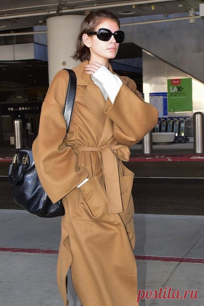 Кайя Гербер: Бежевое пальто на прогулке | VestiNewsRF.Ru