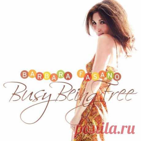 Barbara Fasano - Busy Being Free (FLAC) Барбара Фазано (Barbara Fasano) - американская актриса, вокалистка и педагог из Нью-Йорка.Выступления и записи принесли ей семь премий MAC, три - New York Bistro и одну - New York Nightlife."Busy Being Free" - четвёртый лонгплей певицы.В 2017 году этот альбом был удостоен премии MAC Award