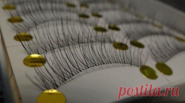 Средства для наращивания ресниц: лампа-лупа, закрепитель, смола, оборудование, фиксатор, аксессуары, нефритовый камень, коллагеновые, гидрогелевые подушечки, гелевые подложки, что такое праймер, видео-инструкция по выбору своими руками, фото и цена