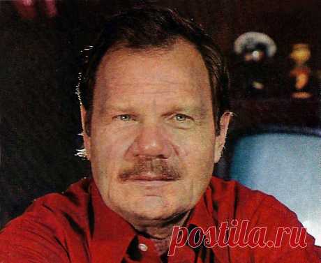 Михаил Пуговкин. День рождения Актера!
Михаил Пуговкин, настоящая фамилия – Пугонькин, родился 13 июля 1923 г. в селе Рамешки Чухломского района Костромской области в бедной крестьянской семье. Был он третьим сыном в семье, дома и в селе …