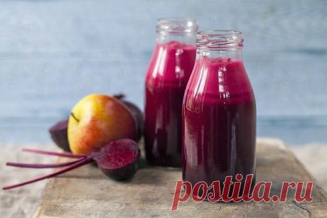 Свекольный смузи с морковью.

Ингредиенты:
1 сырая свекла
1 морковь
3 кисло-сладких яблока.

Способ приготовления:
Все продукты нарезать небольшими кубиками и положить в чашу блендера. Добавить 1 ст. воды. Взбить на максимальной скорости.

Польза этого смузи:

Свекла выводит из организма радионуклиды и соли тяжелых металлов.

Также она противостоит развитию раковых клеток, поскольку содержит в себе бетацианин – пигмент, который обуславливает насыщенную окраску этого корнеп...