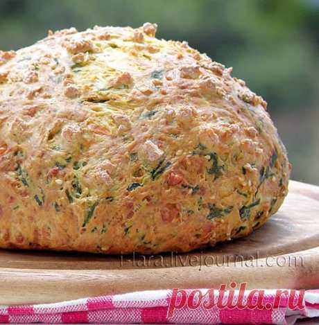 Вот такой аппетитный хлебчик с сырами и шпинатомиспекла искусница Лара на Шавуот. Вообще такой хлеб украсит стол в любое время года.