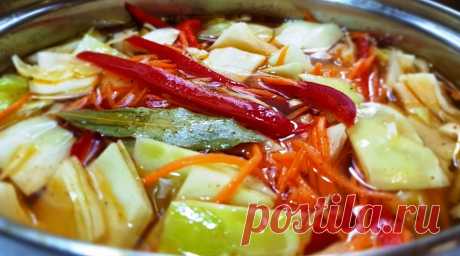 Эту вкуснятину из простой капусты можно готовить круглый год. Капуста по-корейски Острая и пикантная капуста –это идеальная закуска, которая не надоедает. Для приготовления вам потребуются такие ингредиенты: — капуста, 3 – 4 кг; — морковь, 2 шт; — перец болгарский красный, 1 – 2 шт; — чеснок, 2 головки; — лавровый лист, 1 шт по желанию; — вода, 1 л; — соль, 3 ст.л; — сахар, […]
