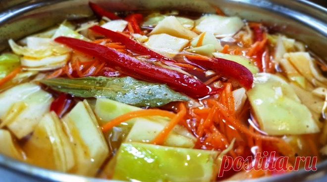 Эту вкуснятину из простой капусты можно готовить круглый год. Капуста по-корейски Острая и пикантная капуста –это идеальная закуска, которая не надоедает. Для приготовления вам потребуются такие ингредиенты: — капуста, 3 – 4 кг; — морковь, 2 шт; — перец болгарский красный, 1 – 2 шт; — чеснок, 2 головки; — лавровый лист, 1 шт по желанию; — вода, 1 л; — соль, 3 ст.л; — сахар, […]