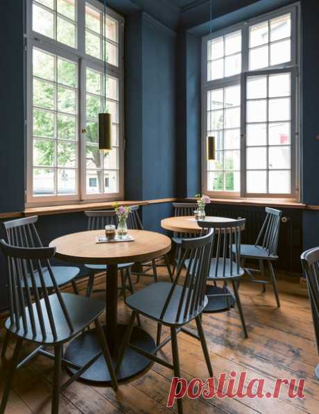 Что общего между учительницей, стюардессой, дизайнером, режиссером и бывшей госслужащей? Мечта, которую они однажды воплотили. В книге «Дело в шоколаде» (mif.to/rgiid) 20 героинь рассказывают о своих заведениях. О том, как они решились открыть кафе, закусочную или кофейню. О том, как эти места живут и развиваются. Это книга не про бизнес-планы и управление персоналом, она про любимое дело, интерьерные находки, про мебель с историей и постоянных посетителей. А вдруг вы уже бывали в этих кафе?…