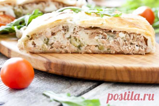 Пирог из слоеного теста с консервированной рыбой, яйцом, картофелем и кукурузой