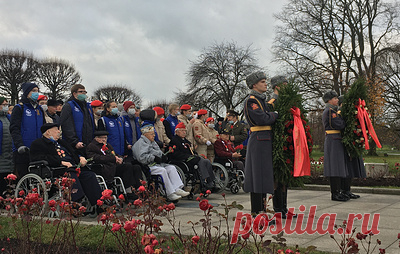Ветераны стран-победительниц во Второй мировой возложили цветы к мемориалу в Петербурге. Один из участвовавших в церемонии ветеранов прошел сражения на Невском Пятачке под Ленинградом, еще один - пережил битву за Перл-Харбор