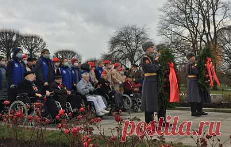 Ветераны стран-победительниц во Второй мировой возложили цветы к мемориалу в Петербурге. Один из участвовавших в церемонии ветеранов прошел сражения на Невском Пятачке под Ленинградом, еще один - пережил битву за Перл-Харбор
