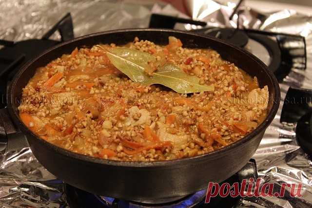 Такую гречку вы еще не ели: 5 вкуснейших некалорийных рецептов с одной из самых полезных круп.
1. Гречка с помидорами: просто и питательно
Ингредиенты:
● Гречневая крупа 100 г 
● Морковь 1 шт. 
● Лук репчатый 1 шт. 
● Помидоры в собственном соку или свежие 3-4 шт. 
● Чеснок (по желанию) 1 зубчик
● Соль по вкусу 
Приготовление:
Готовить гречку лучше всего в посуде с толстым дном, мы взяли казан, обычная сковорода тоже подойдет.
Лук и морковь очистить, натереть на крупной те...