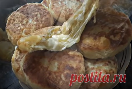 Румяные картофельные котлеты начиненные сыром