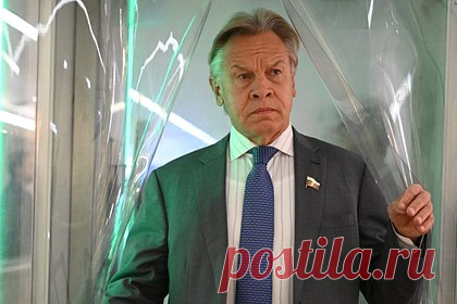 В Совфеде вступили в полемику с философом Жижеком из-за культа смерти в России. Член Совета Федерации Алексей Пушков опубликовал в своем Telegram-канале пост, в котором вступил в заочную полемику с известным словенским философом Славоем Жижеком. Сенатор не согласился с заявлениями Жижека о присутствии в публикациях российских СМИ культа смерти и добавил, что философ пишет ахинею.