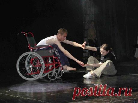 Социальный проект &quot;Пространство и Время&quot;. отчетный концерт &quot;Сотворение танца&quot;. Перформанс &quot;Мой друг&quot;. Исп. Павел Захария, Русалина Сидыкова. 2003 год