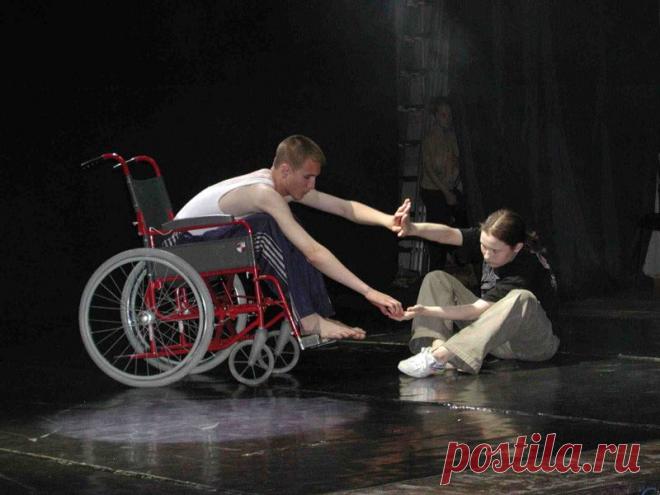 Социальный проект "Пространство и Время". отчетный концерт "Сотворение танца". Перформанс "Мой друг". Исп. Павел Захария, Русалина Сидыкова. 2003 год