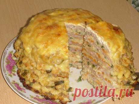 Ленивые голубцы с мясом и рисом
Ингредиенты:

1 целый вилок капусты;
1 морковка среднего размера;
350-450 г мясного фарша (любого);
150 г рисовой крупы;
150 г твердого сыра;
2 чесночных зубчика;
2 луковицы;
2 куриных яйца;
250 г сметаны;
1 пучок петрушки;
специи и соль.

Приготовление:

Для начала подготовьте фарш. Если вы используете покупной замороженный фарш, то тогда его надо разморозить при комнатной температуре. Также его можно сделать самостоятельно, измельчив мясо ...