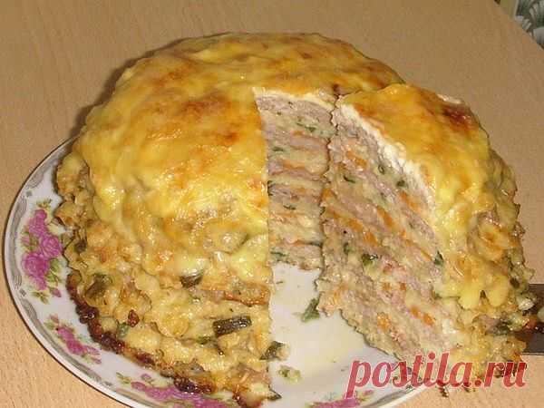 Ленивые голубцы с мясом и рисом
Ингредиенты:

1 целый вилок капусты;
1 морковка среднего размера;
350-450 г мясного фарша (любого);
150 г рисовой крупы;
150 г твердого сыра;
2 чесночных зубчика;
2 луковицы;
2 куриных яйца;
250 г сметаны;
1 пучок петрушки;
специи и соль.

Приготовление:

Для начала подготовьте фарш. Если вы используете покупной замороженный фарш, то тогда его надо разморозить при комнатной температуре. Также его можно сделать самостоятельно, измельчив мясо ...