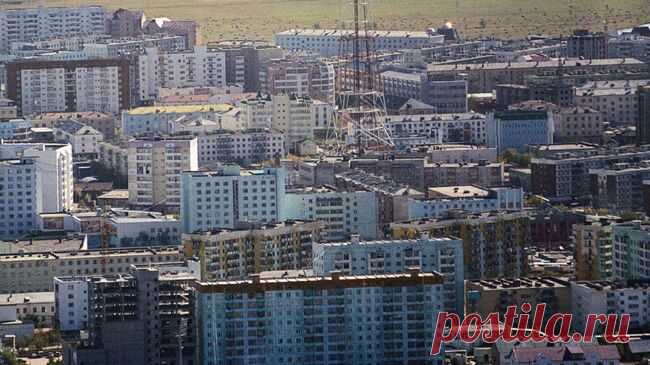 Российский триколор подняли на самой высокой точке Якутска